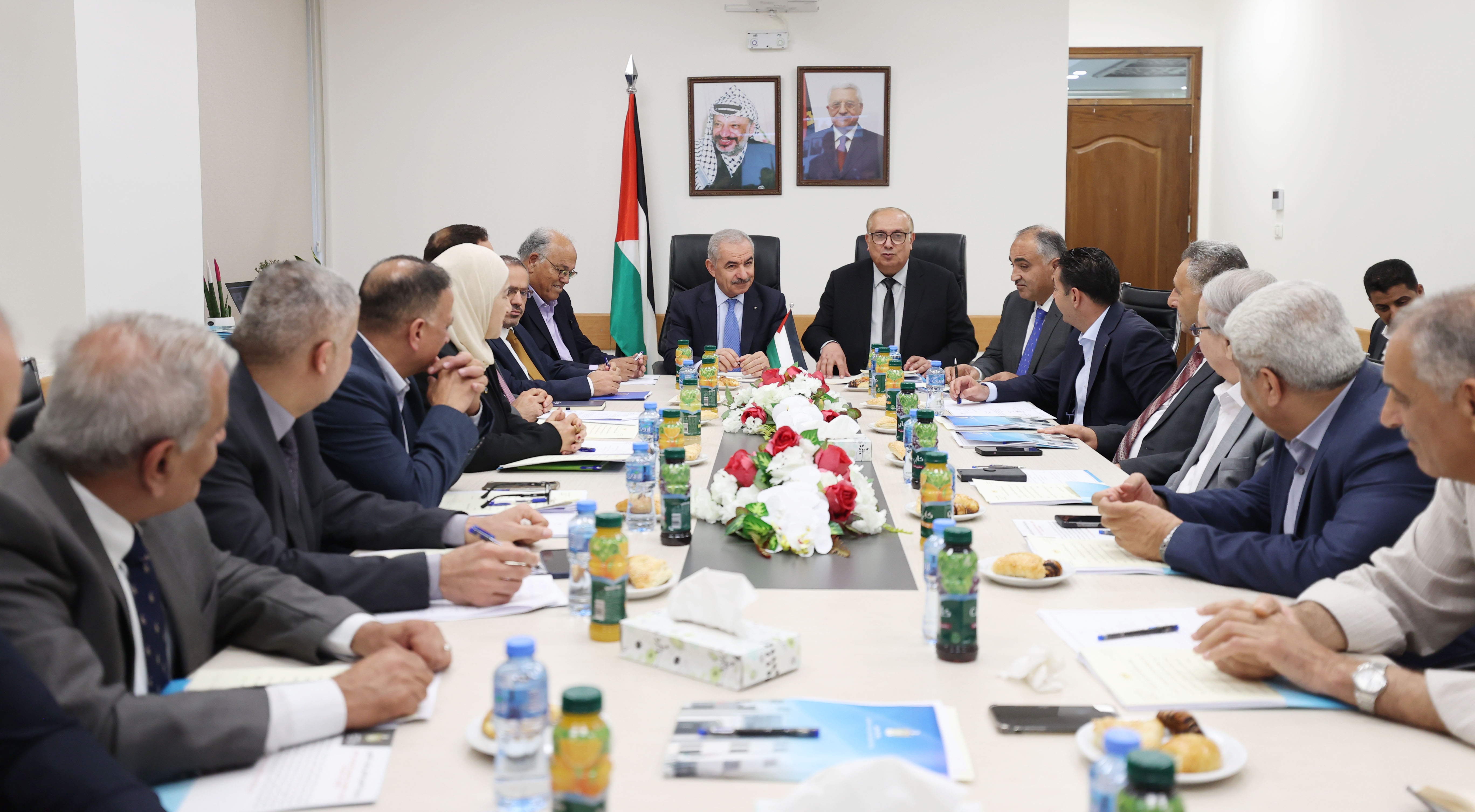 رئيس الوزراء محمد اشتية خلال ترؤسه اجتماع مجلس التعليم العالي